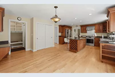 21 Manchester Pl, Natick, MA 01760 - Photo 11