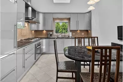 18 Roosevelt Rd, Medford, MA 02155 - Photo 11
