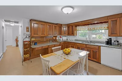 54 Colbert St, Leominster, MA 01453 - Photo 5