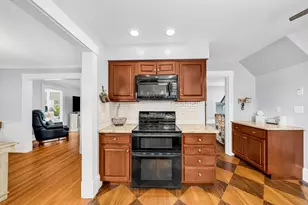 10 Essex St, Amesbury, MA 01913 - Photo 3