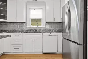 28 Beecher Pl, Newton, MA 02459 - Photo 9