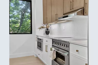 13 Clyde St #E, Somerville, MA 02145 - Photo 9