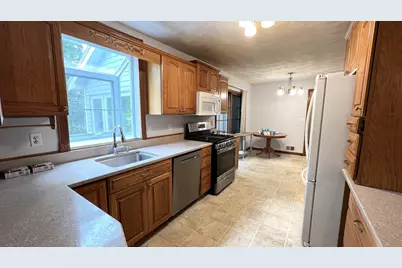 5 Kinney Ave, Burlington, MA 01803 - Photo 5