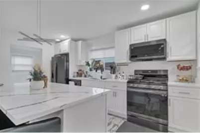 215 Kenyon Ave, Pawtucket, RI 02861 - Photo 7