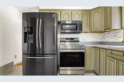128 W Canton Cir, Springfield, MA 01104 - Photo 7