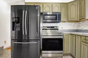 128 W Canton Cir, Springfield, MA 01104 - Photo 7
