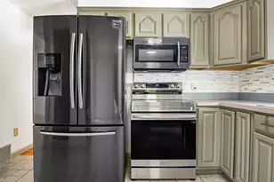 128 W Canton Cir, Springfield, MA 01104 - Photo 9