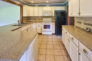 554 Sharps Lot Rd, Swansea, MA 02777 - Photo 9