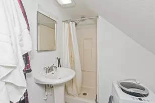 34 E School St, West Springfield, MA 01089 - Photo 23