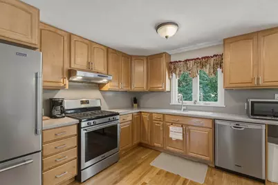 38 Montaup Ave, Dracut, MA 01826 - Photo 5