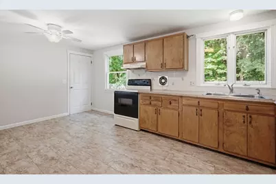 300 Newhouse St, Springfield, MA 01118 - Photo 11