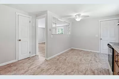 300 Newhouse St, Springfield, MA 01118 - Photo 9
