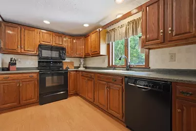 4 Loring St, Auburn, MA 01501 - Photo 9