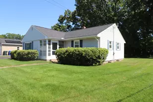 25 Peer St, Springfield, MA 01109 - Photo 3