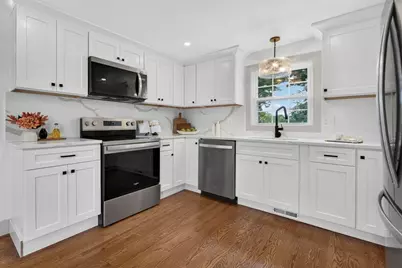 8 Bartlett St, Peabody, MA 01960 - Photo 7
