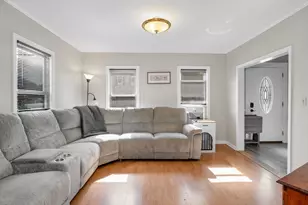 9 Cottage St, Dracut, MA 01826 - Photo 5