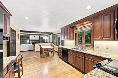 76 Mohawk Dr, Longmeadow, MA 01106 - Photo 9