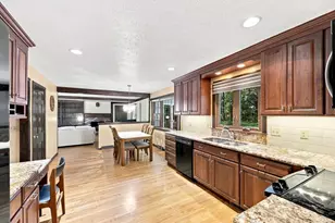 76 Mohawk Dr, Longmeadow, MA 01106 - Photo 9