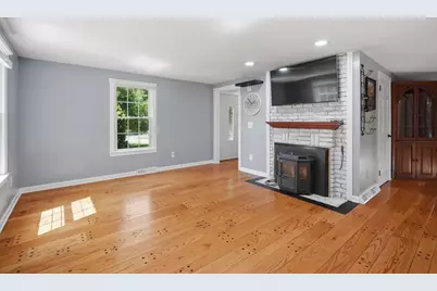 75 Tioga St, Springfield, MA 01128 - Photo 9