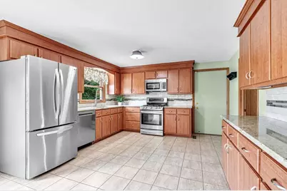 17 Breton Ln, Holyoke, MA 01040 - Photo 9
