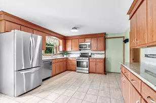 17 Breton Ln, Holyoke, MA 01040 - Photo 9