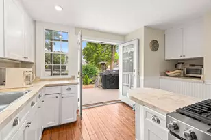 16 Warren St, Newburyport, MA 01950 - Photo 3