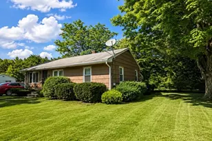 37 Mountview Dr, Clinton, MA 01510 - Photo 3