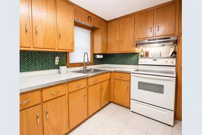 39 Lawnwood St, Springfield, MA 01119 - Photo 3