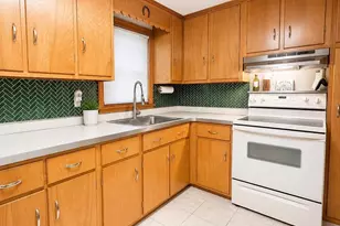 39 Lawnwood St, Springfield, MA 01119 - Photo 3
