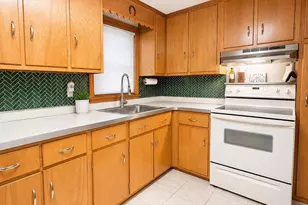 39 Lawnwood St, Springfield, MA 01119 - Photo 3