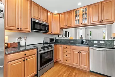 9 Russell St #3, Waltham, MA 02453 - Photo 3