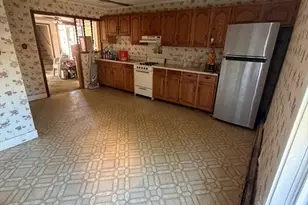 21 Everett St, Fall River, MA 02723 - Photo 5