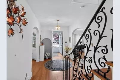 24 Lindbergh Ave, Holyoke, MA 01040 - Photo 5