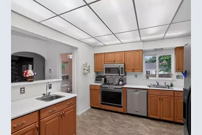 24 Lindbergh Ave, Holyoke, MA 01040 - Photo 9
