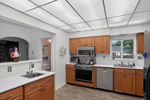 24 Lindbergh Ave, Holyoke, MA 01040 - Photo 9