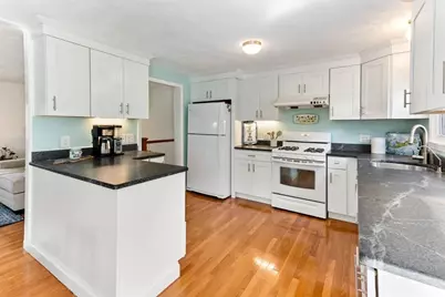 8 Green St, Billerica, MA 01821 - Photo 5
