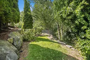 33 Fairway Dr, Woburn, MA 01801 - Photo 29