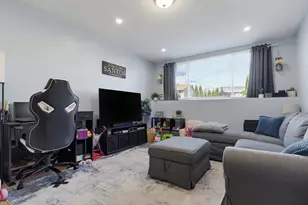 239 Glasgow St, Fall River, MA 02721 - Photo 9