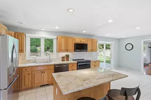 44 Raffaele Dr, Waltham, MA 02452 - Photo 3