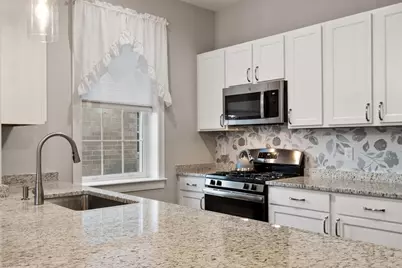 8 Sanborn St #2011, Reading, MA 01867 - Photo 9