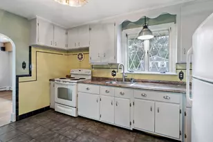 7 Harold Ave, Somerset, MA 02726 - Photo 9
