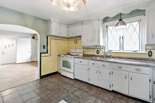 7 Harold Ave, Somerset, MA 02726 - Photo 7