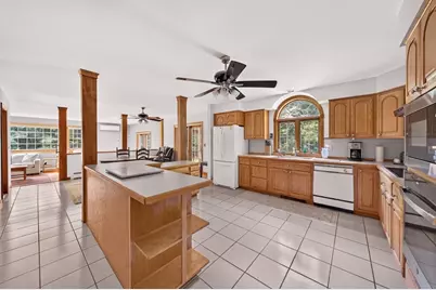 32 Slades Farm Ln, Dartmouth, MA 02748 - Photo 9