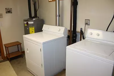 13 Narragansett Blvd, Chicopee, MA 01013 - Photo 9