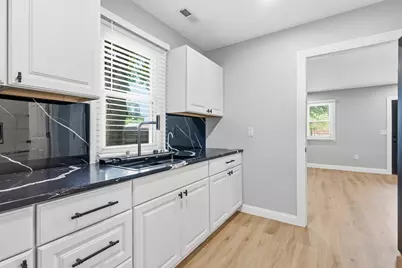 25 Shopping Ct, Agawam, MA 01101 - Photo 9