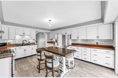10 Robert Dr, Holyoke, MA 01040 - Photo 5