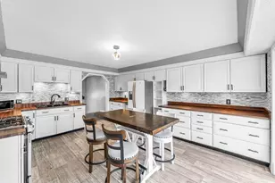 10 Robert Dr, Holyoke, MA 01040 - Photo 5