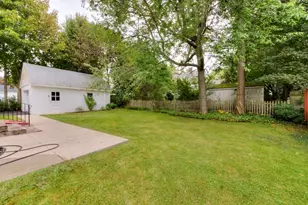27 Mayflower Cir, Worcester, MA 01606 - Photo 5