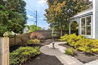 8 Leonard Cir, Medford, MA 02155 - Photo 3