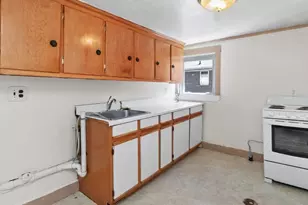 32 Vernon St, Waltham, MA 02453 - Photo 15